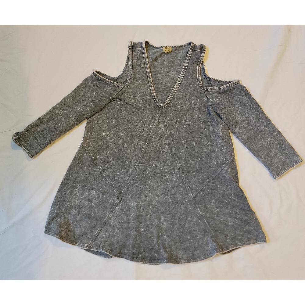 TRUE CRAFT Women's Knit Top Cold Shoulder Flared Size Medium Gray Mineral Wash